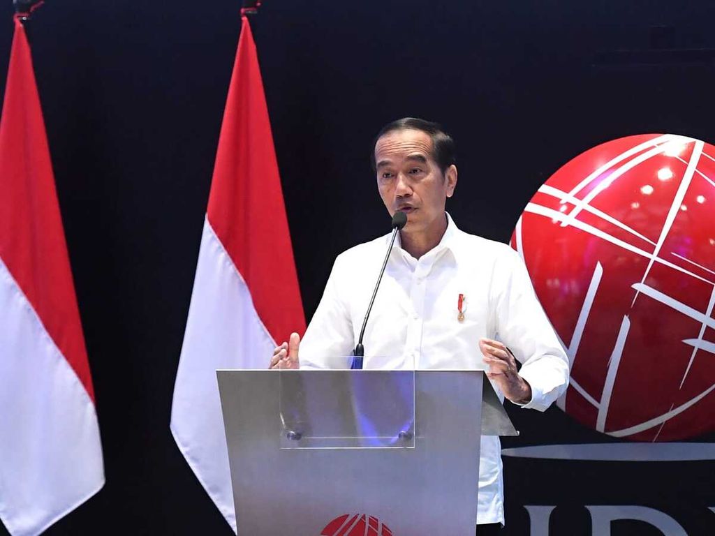 Presiden Joko Widodo menyampaikan optimisme pada pertumbuhan ekonomi Indonesia tahun 2023 dalam peresmian pembukaan perdagangan Bursa Efek Indonesia, Senin (2/1/2023), di Jakarta.