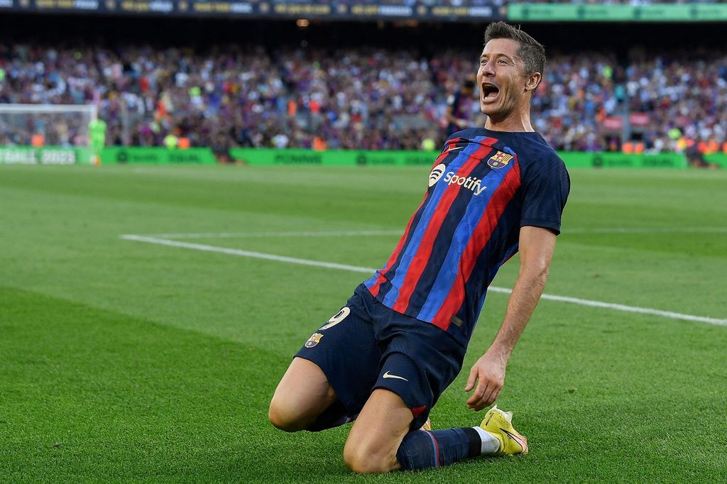 Penyerang baru Barcelona, Robert Lewandowski, merayakan golnya ke gawang Real Valladolid pada laga Liga Spanyol di Stadion Camp Nou, Barcelona, Spanyol, Senin (29/8/2022) dini hari WIB. Barca menang 4-0 pada laga itu. 