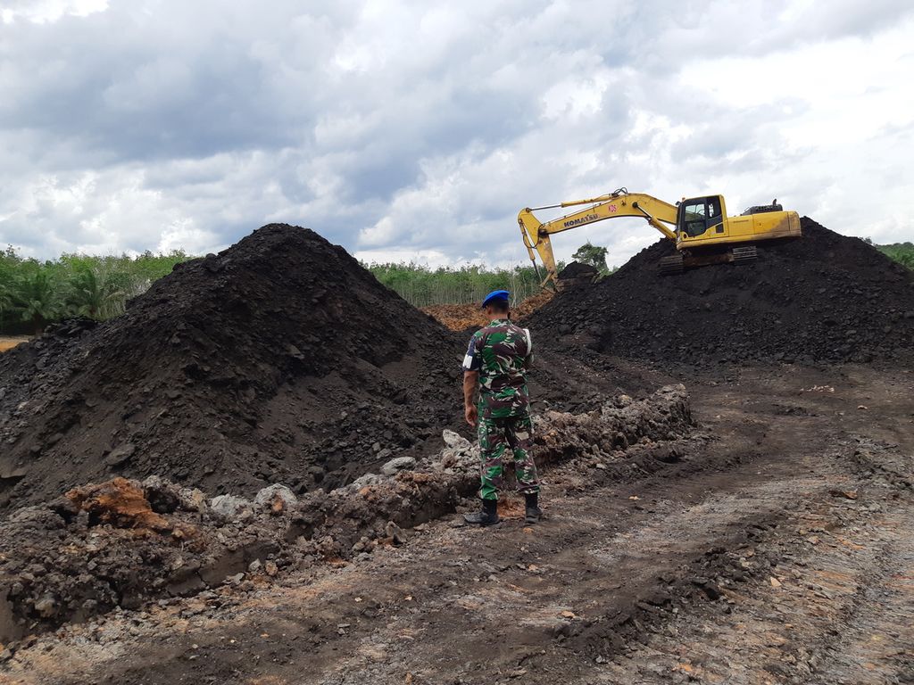 Suasana lokasi penambangan ilegal di Taman Hutan Raya Bukit Soeharto di Desa Bukit Merdeka, Kabupaten Kutai Kartanegara, Kalimantan Timur, Jumat (25/3/2022). 