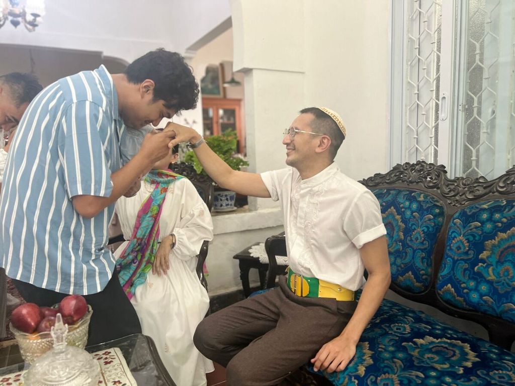 Ichwan Toha, desainer fashion yang warga Tanah Abang, Jakarta Pusat menerima salam dan permintaan maaf dari keponakannya. Lebaran di rumah keluarga Thoha dilaksanakan pada Jumat (21/4/2023).