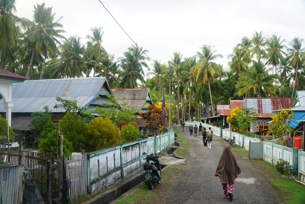 Suasana permukiman dikelilingi pohon kelapa di Desa Kaburu, Kecamatan Bontomanai, Kepulauan Selayar, Sulawesi Selatan, Selasa (28/11/2023). 