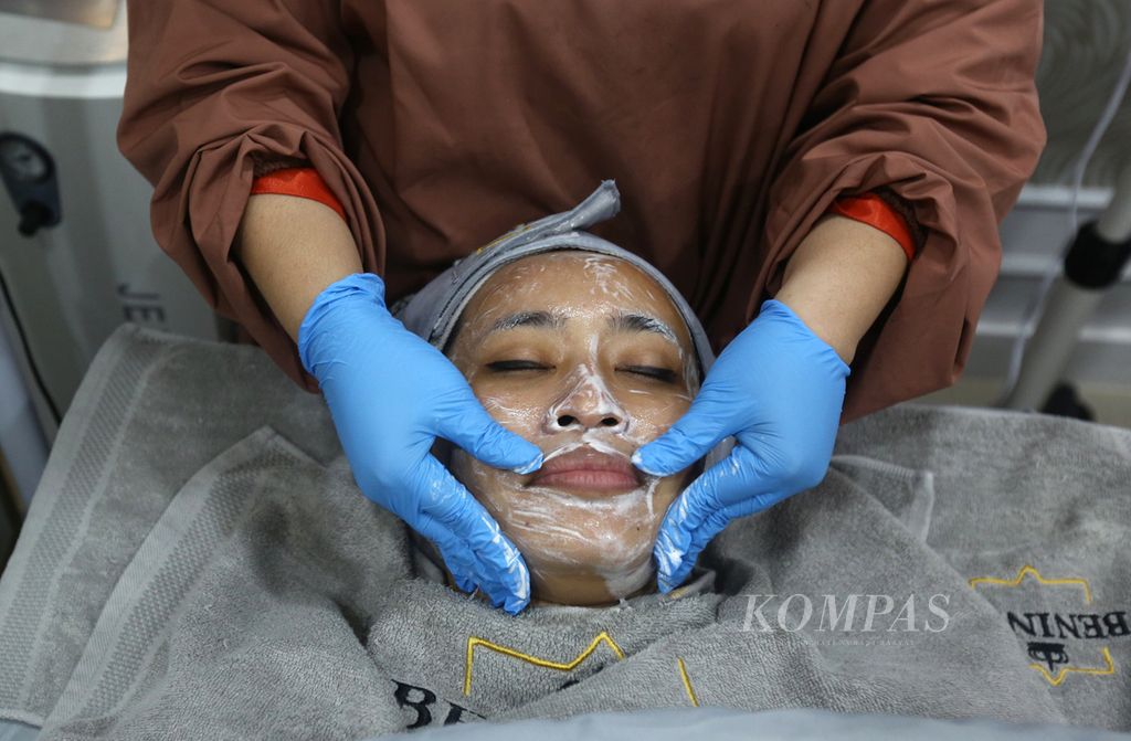 Perawatan wajah klien di sebuah klinik kecantikan kulit di daerah Jakarta Utara, Kamis (20/1/2022). Belakangan, layanan klinik kecantikan kian diminati terutama kaum perempuan di Tanah Air. 