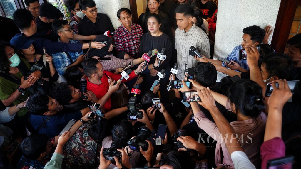 Suasana saat Ketua DPP PDI-P Puan Maharani bersama Ketua Umum Partai Solidaritas Indonesia (PSI) Kaesang Pangarep memberikan keterangan kepada jurnalis setelah keduanya melakukan pertemuan di kafe Ombe Koffie, Menteng, Jakarta, Kamis (5/10/2023).