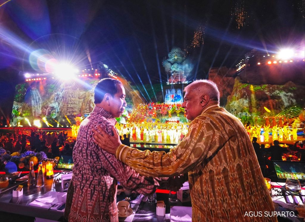 Presiden Joko Widodo menyalami para tamu pada akhir jamuan makan malam Forum Air Sedunia ke-10 di Taman Garuda Wisnu Kencana, Badung, Bali, Minggu (19/5/2024).