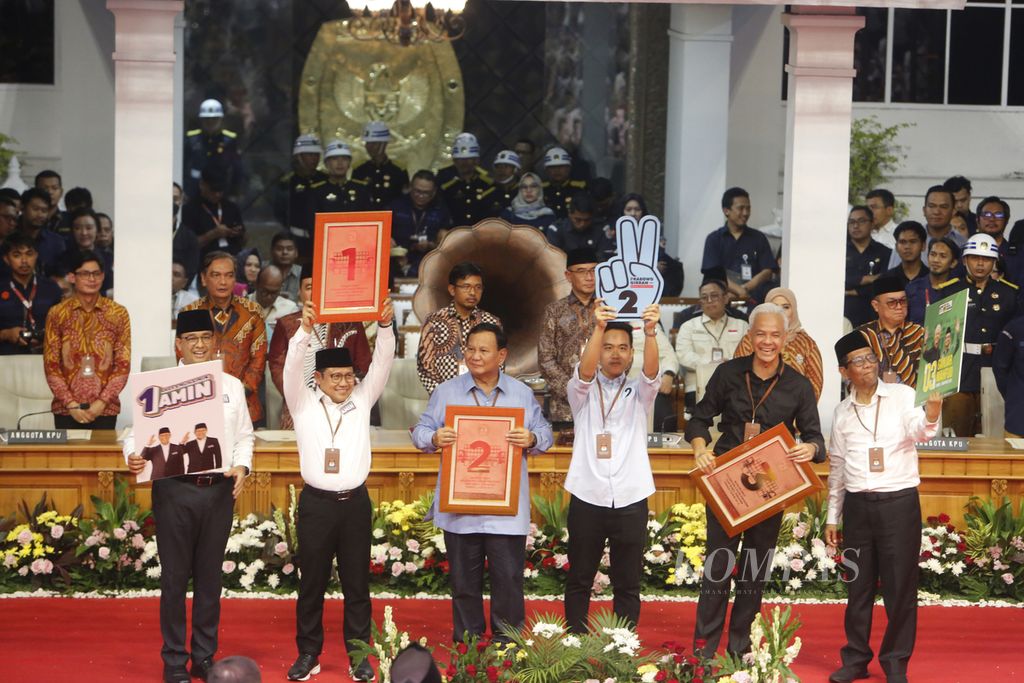 Tiga pasangan calon usai rapat pleno terbuka pengundian dan penetapan nomor urut dalam pemilihan Presiden dan Wakil Presiden Pemilu 2024 di Kantor KPU, Jakarta, Selasa (14/11/2023). 