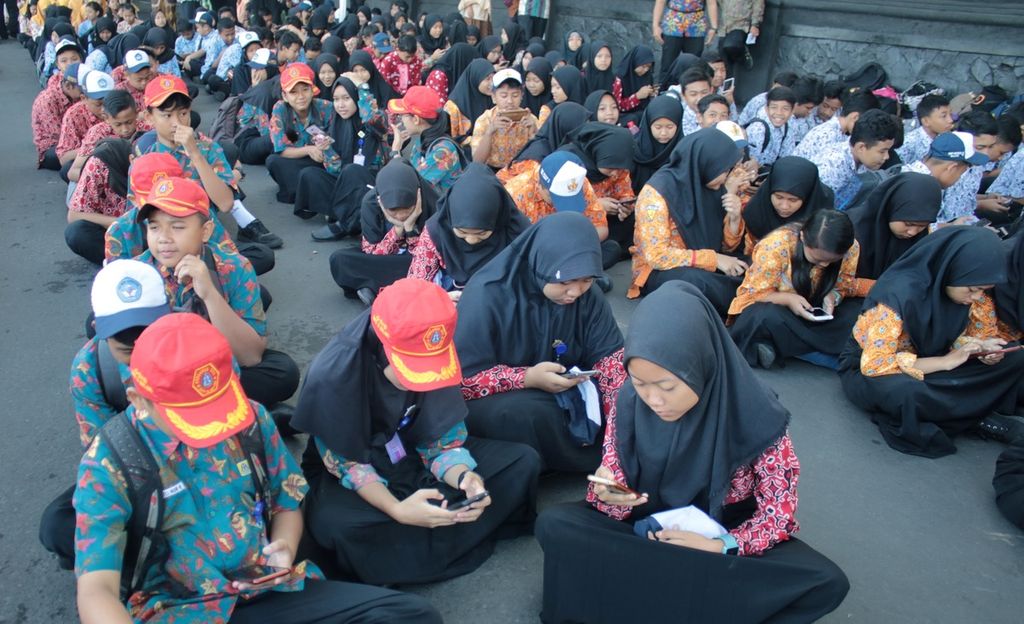 Sebanyak 2929 siswa, TNI, dan masyarakat umum, mengikuti kegiatan peluncuran perpustakaan digital Kota Malang sekaligus memecahkan rekor MURI membaca dengan gawai terbanyak, Kamis (12/12/2019) di halaman depan Balai Kota Malang, Jawa Timur. 