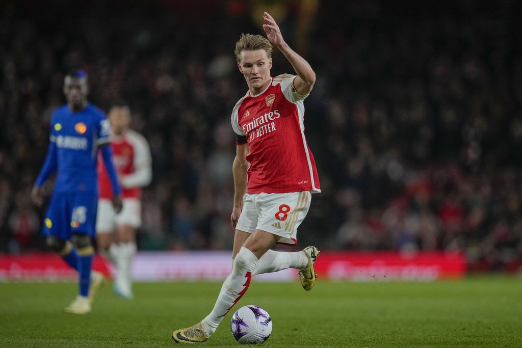 Arsenal midfielder, Martin Odegaard, controls the ball during the Premier League match against Chelsea in London, Wednesday (24/4/2024) early morning WIB.
