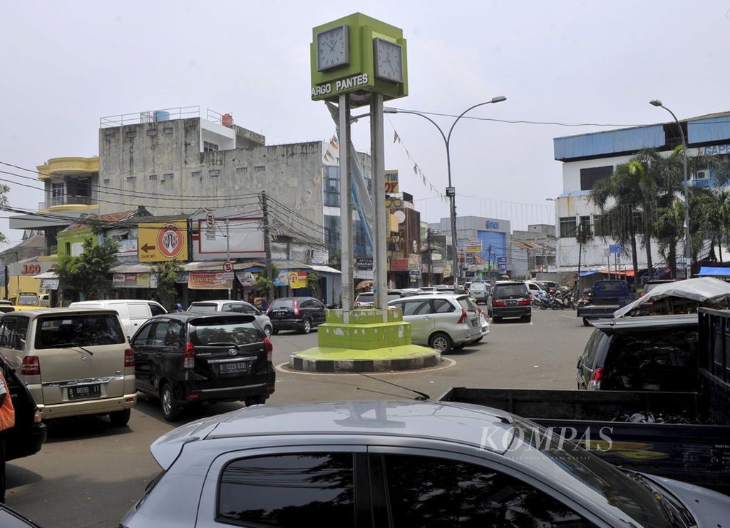 Tugu jam yang berada di pertigaan Pasar Lama, Kota Tangerang, Banten, Rabu (25/2/2015). Tugu jam tersebut merupakan penanda titik nol kilometer Kota Tangerang