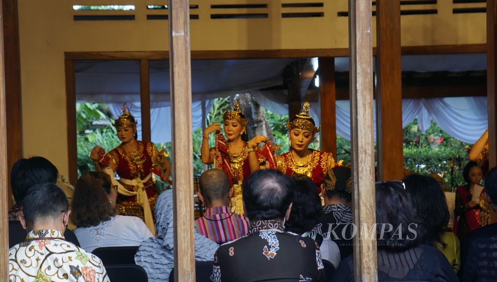 Kelompok tari dari Jaya Suprana School of Performing Arts menampilkan "Bedhayan Bumi Pertiwi" dalam Festival Bedhayan 2023 di Ohmm Stay, Kabupaten Sleman, Daerah Istimewa Yogyakarta, Minggu (14/5/2023). 