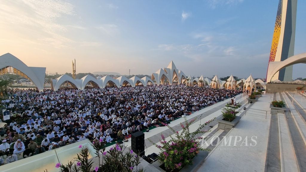 Ribuan warga melaksanakan shalat Idul Fitri 1444 H di Masjid Raya Al-Jabbar, Kota Bandung, Jawa Barat, Sabtu (22/4/2023).