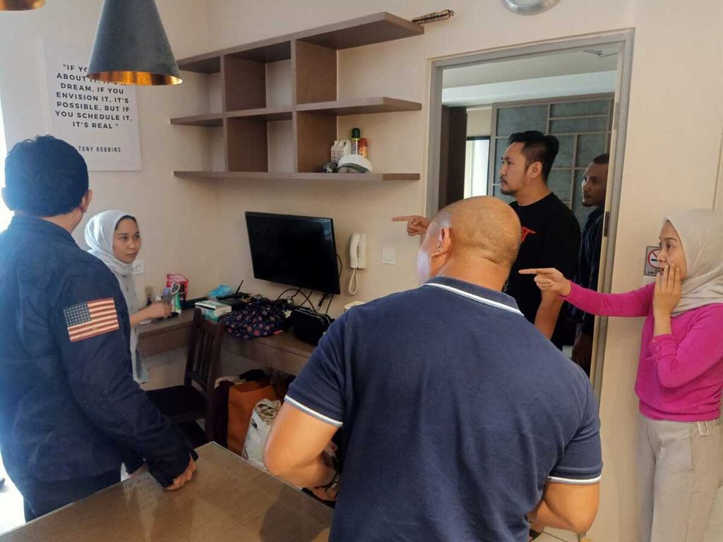 Proses penangkapan kembar Rihana dan Rihani di sebuah apartemen di bilangan Serpong, Tangerang, Banten, Selasa (4/7/2023). 