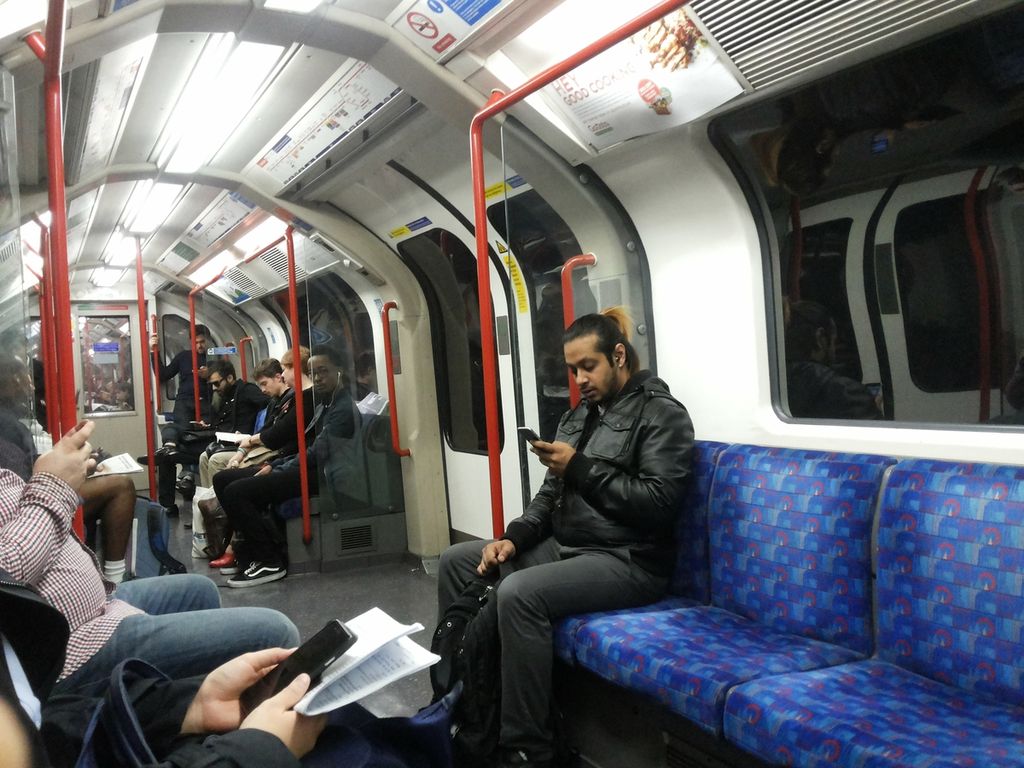 Suasana di dalam <i>tube</i> kereta komuter bawah tanah di London, Inggris, September 2015.