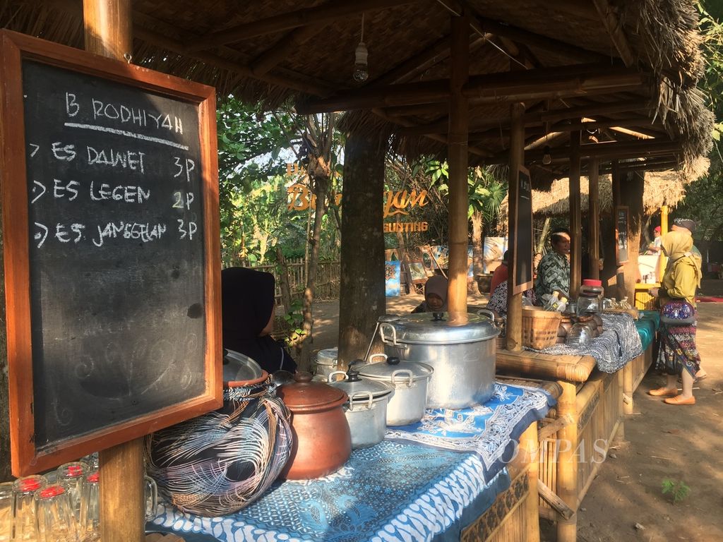 Deretan stan penjual minuman tradisional di Pasar Barongan Kali Gunting, Desa Mojotrisno, Kabupaten Jombang, Jawa Timur, Minggu (15/10/2023). Pasar musiman ini berlangsung sejak Agustus 2022 untuk mendorong ekonomi warga.