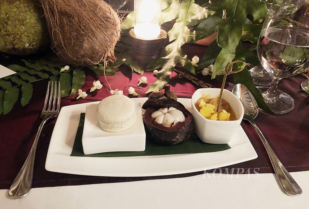 Hidangan penutup terdiri dari panna cotta manggis, makaron dari kelapa dengan selai kelapa, serta setup pisang dan nangka. 