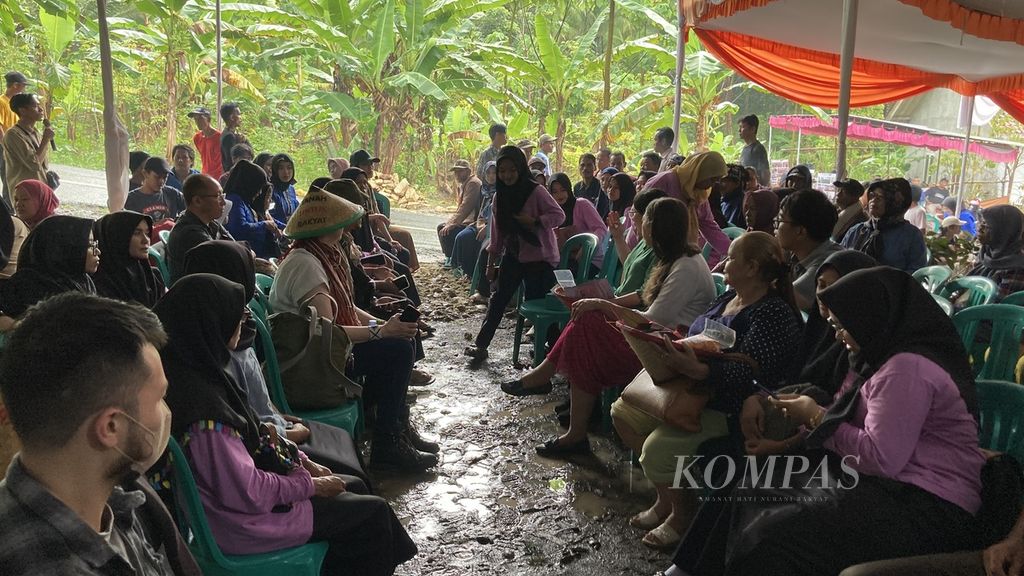 Suasana diskusi antarpetani di Desa Banjaranyar, Kecamatan Banjaranyar, Kabupaten Ciamis, Jawa Barat, Sabtu (6/5/2023). Pada forum ini, para petani berdiskusi tentang pentingnya peran perempuan dalam gerakan reforma agraria.