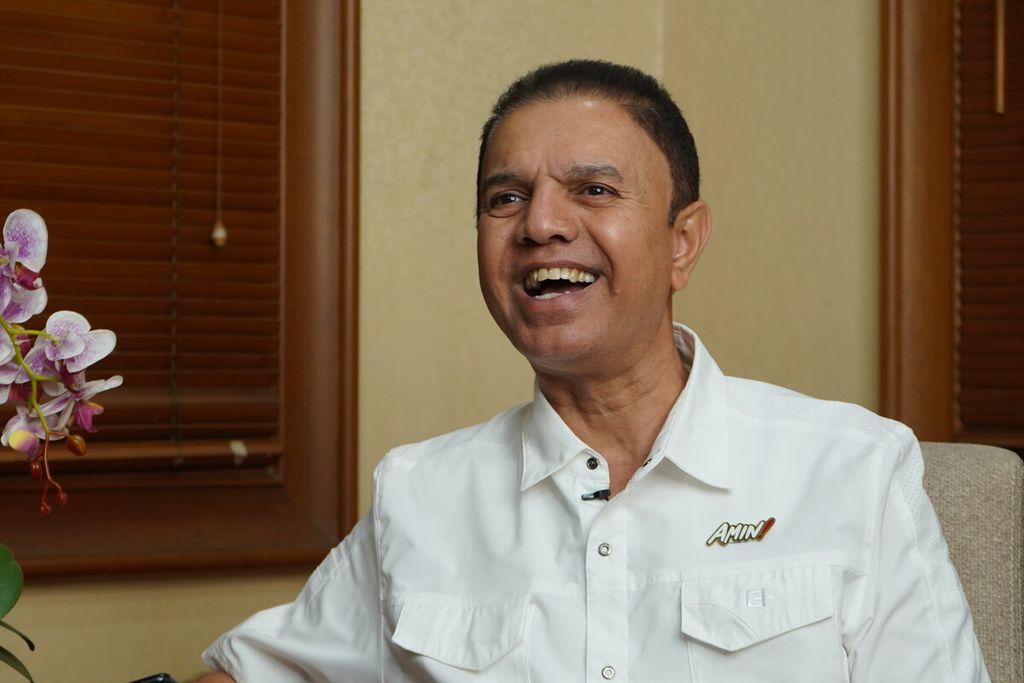 Kapten Tim Nasional Pemenangan Anies Baswedan-Muhaimin Iskandar, Muhammad Syaugi Alaydrus, saat diwawancarai oleh tim harian <i>Kompas</i> di Rumah Perubahan pasangan Anies-Muhaimin di Jakarta, Jumat, 19 Januari 2024.