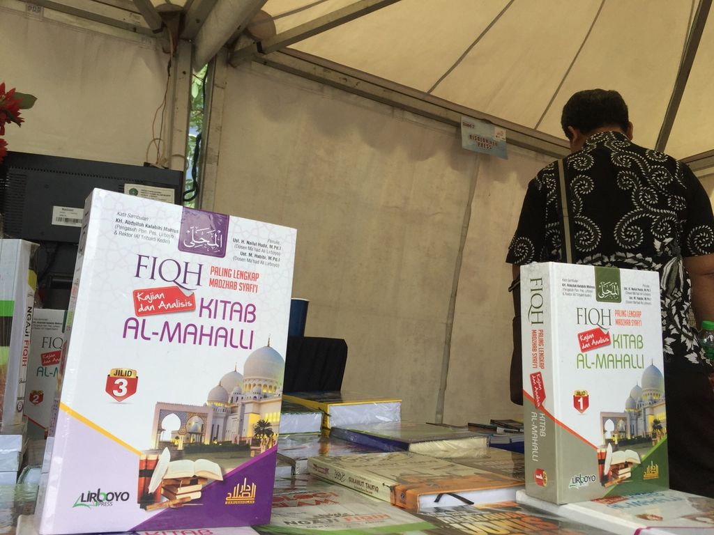 Bazar buku keislaman di sela-sela pelaksanaan Konferensi Internasional Tahunan dalam Studi Islam atau AICIS di Universitas Islam Negeri Sunan Ampel, Surabaya, Jawa Timur, Kamis (4/5/2023). Konferensi berlangsung 2-5 Mei 2023 yang melibatkan 180 panelis dari kampus Islam di Indonesia dan mancanegara.
