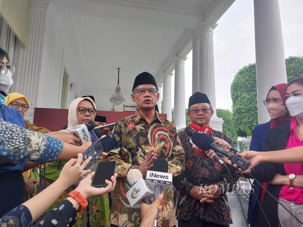 Ketua Umum Pimpinan Pusat (PP) Muhammadiyah Haedar Nashir saat memberikan keterangan kepada media seusai pertemuan dengan Presiden Joko Widodo di Kompleks Istana Kepresidenan, Jumat (16/9/2022).