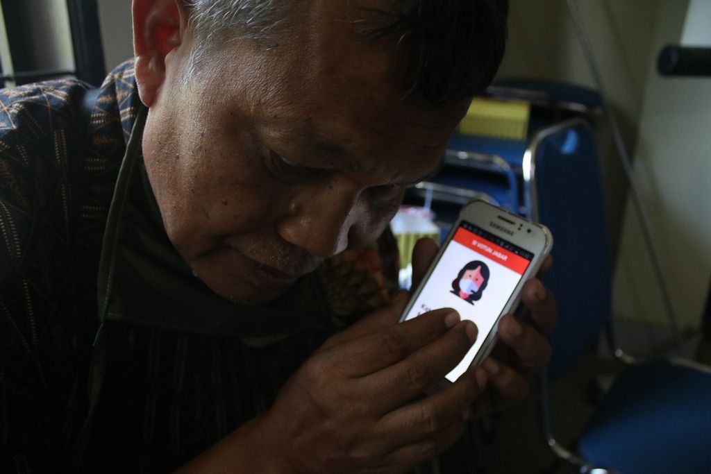Peserta mencoba aplikasi Sistem Informasi Voice Over bagi Tuna Netra atau Si Votun Jabar di Balai Rehabilitasi Sosial Penyandang Disabilitas Sensorik Netra (BRSPDSN) Wyata Guna, Bandung, Senin (28/9/2020).