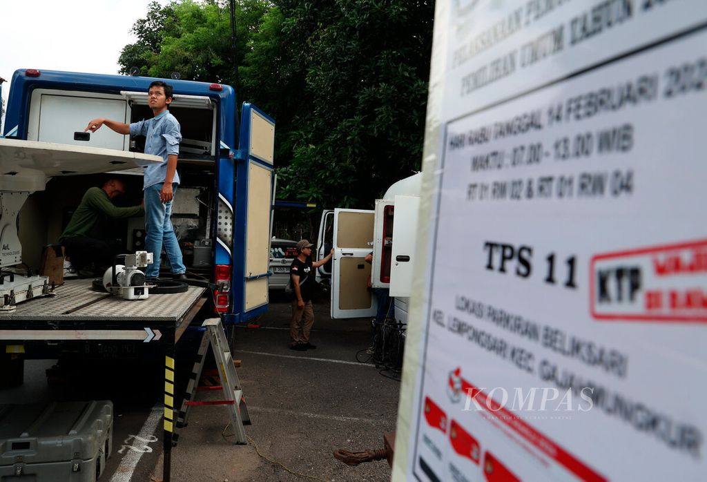 Teknisi dari salah satu stasiun televisi nasional yang menyiapkan perangkat satelit mereka untuk siarang langsung pada TPS 11 di Lempongsari, Kota Semarang, Jawa Tengah, Selasa (12/4/2024).