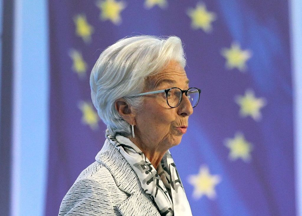 Presiden Bank Sentral Eropa (ECB) Christine Lagarde menyampaikan penjelasan tentang kebijakan kenaikan suku bunga dalam konferensi pers di kantor pusat ECB di Frankfurt am Main, Jerman, Kamis (8/9/2022). 