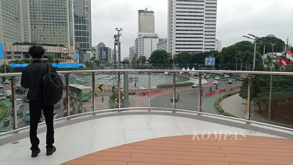 Lantai dua Halte Tosari sebagai ruang ketiga berupa anjungan yang bakal diisi aneka ritel dan taman pandang ke arah Monumen Tugu Selamat Datang di Bundaran Hotel Indonesia, Rabu (28/12/2022).