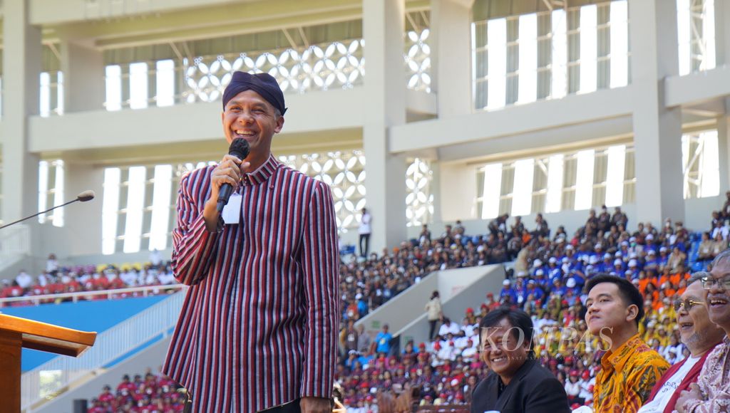 Gubernur Jawa Tengah Ganjar Pranowo berpidato dalam hari lanjut usia nasional, di Stadion Manahan, Kota Surakarta, Jawa Tengah, Kamis (20/7/2023). Dalam acara itu, ia berbarengan dengan Wali Kota Surakarta Gibran Rakabuming Raka.