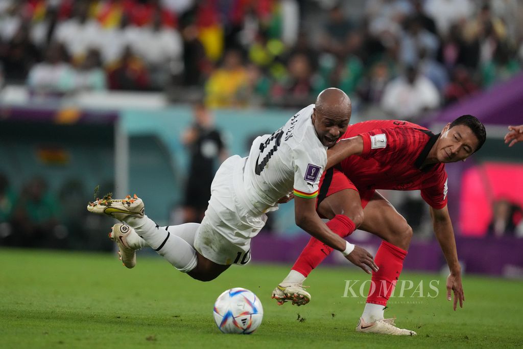 Pemain Korea Selatan, Kim Woo-young, berebut bola dengan pemain Ghana, Inaki Williams, saat bertanding di fase Grup H Piala Dunia 2022 di Stadion Education City, Qatar, Senin (28/11/2022). 