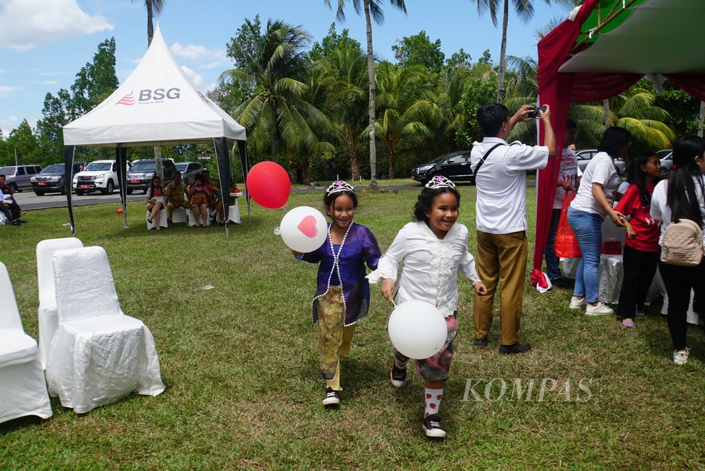 Anak-anak berlarian dalam perayaan Hari Anak Nasional di Manado, Sulawesi Utara, Senin (21/8/2023). Di Sulut, anak-anak masih rentan menjadi korban kekerasan, terutama kekerasan seksual. 