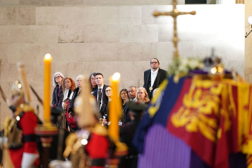 Warga memberikan penghormatan saat melewati peti jenazah Ratu Elizabeth II di Westminster Hall, Istana Westminster, London, Inggris, Minggu (18/9/2022). 