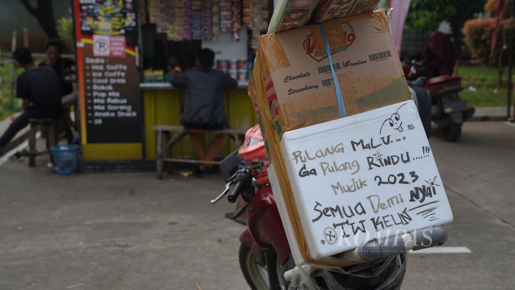 Coretan pemudik sepeda motor yang tengah beristirahat di Cikarang Utara, Kabupaten Bekasi, Jawa Barat, Rabu (19/4/2023).