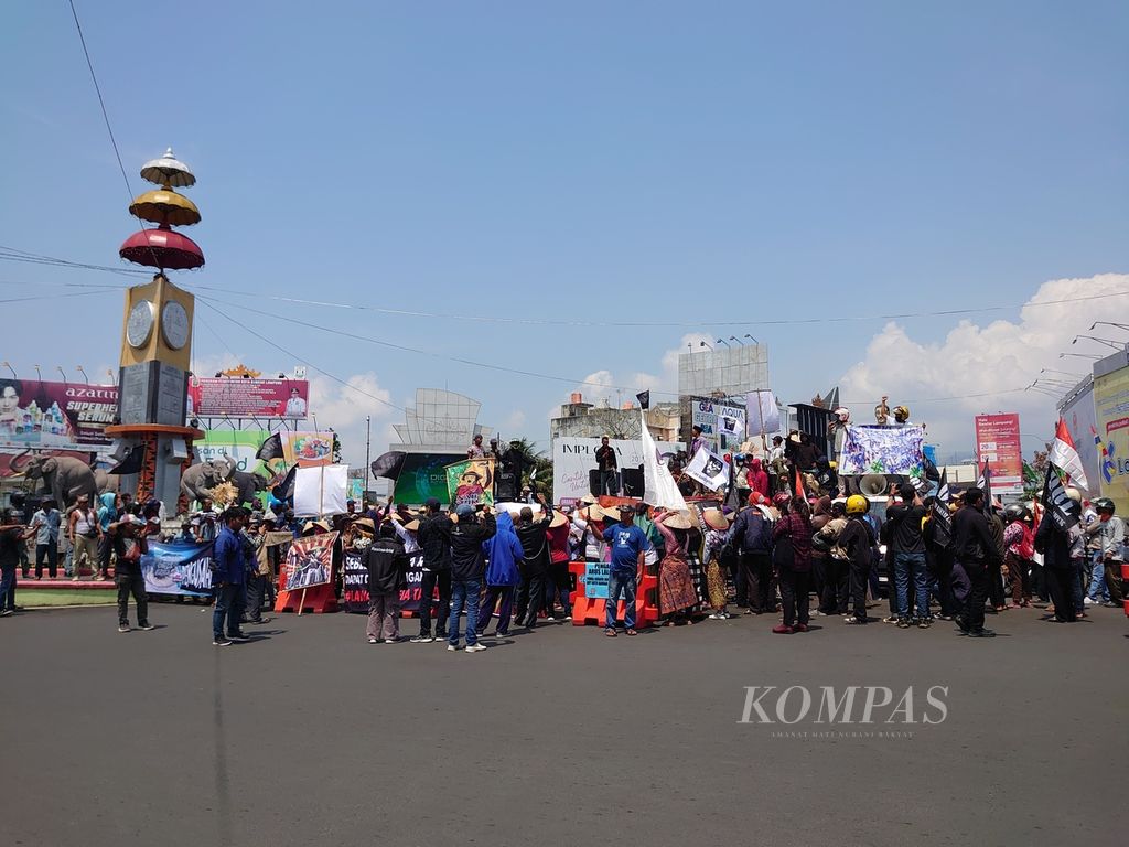 Ratusan petani dari sejumlah kabupaten dan kota di Lampung berunjuk rasa di depan Tugu Adipura, Kota Bandar Lampung, Selasa (27/9/2922). Mereka menuntut pemerintah menyelesaikan berbagai konflik agraria dan persoalan distribusi pupuk dan benih yang kerap menyusahkan petani.