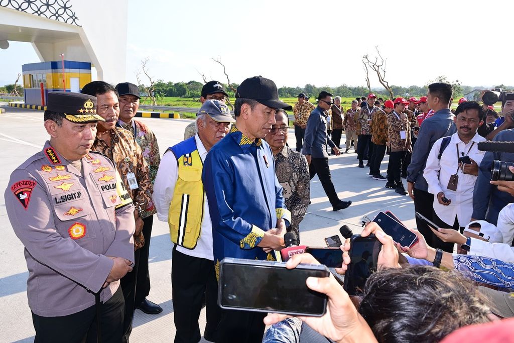 Presiden Joko Widodo memberikan keterangan kepada wartawan seusai peresmian Jalan Tol Solo-Yogyakarta Seksi 1.1 di Kota Surakarta, Jawa Tengah, Kamis (19/9/2024).