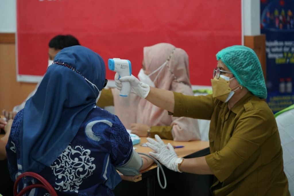 Seorang tenaga kesehatan menerima suntikan vaksin dosis ketiga di RS Dadi, Makassar, Selasa (3/7/2021). Pemprov Sulsel akan mengutamakan dulu pemberian vaksinasi dosis ketiga di wilayah aglomerasi, yakni Makassar, Gowa, Maros, dan Takalar. 