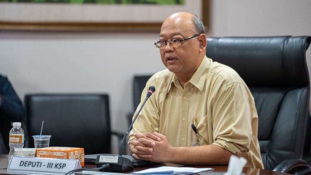 Deputi III Kantor Staf Kepresidenan Edy Priyono menyampaikan, sebesar 50 persen dana bagi hasil cukai hasil tembakau (DBH CHT) akan dialokasikan untuk menebalkan bantalan sosial bagi petani/buruh tani dan tenaga kerja di industri tembakau, di Jakarta, Sabtu (14/1/2023).