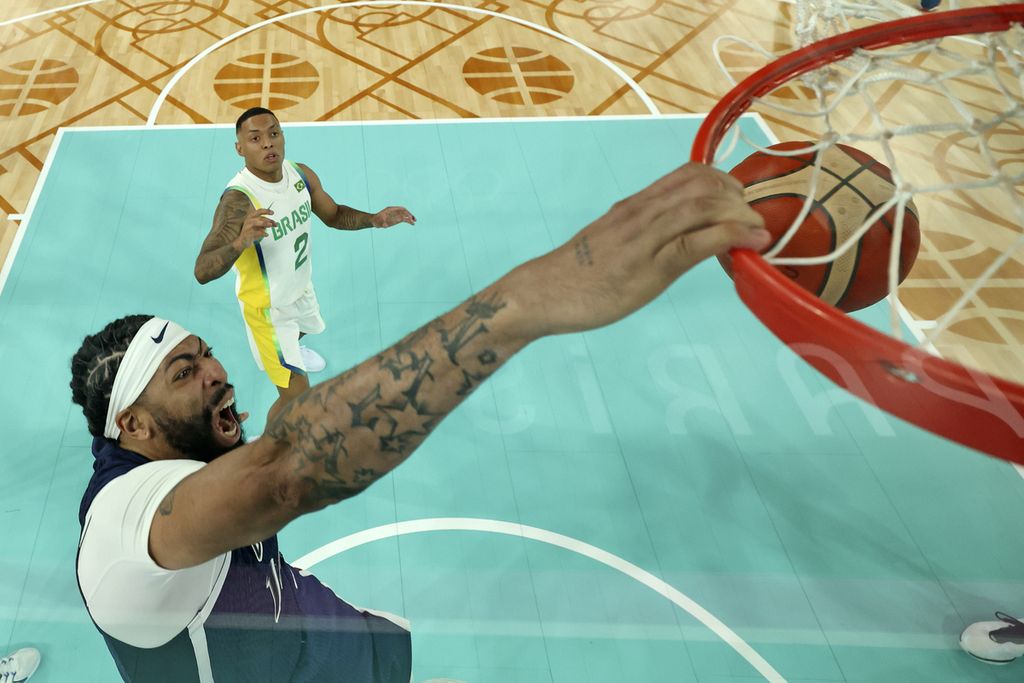 Pemain bintang tim Amerika Serikat, Anthony Davis, mencetak poin dalam laga perempat final bola basket putra Olimpiade Paris 2024 menghadapi Brasil pada Rabu (7/8/2024) dini hari WIB di Bercy Arena, Paris, Perancis. Amerika Serikat menang 122-87 di laga ini.