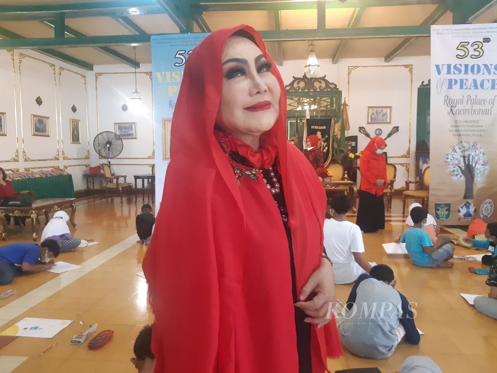 Artis senior Erna Santoso saat diwawancara di Keraton Kacirebonan, Kota Cirebon, Jawa Barat, Selasa (8/2/2022).