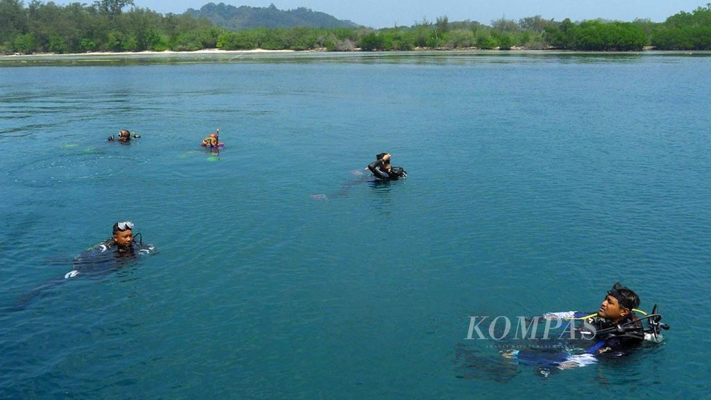 Beberapa penyelam berkumpul di permukaan laut dekat Pulau Sangiang, Kabupaten Serang, Banten, pertengahan Agustus 2018. 