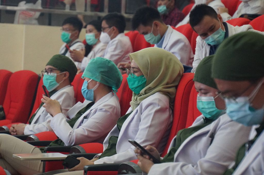 Para dokter residen yang juga mahasiswa Universitas Sam Ratulangi (Unsrat) tengah menghadiri sebuah acara di auditorium Fakultas Kedokteran Unsrat, Manado, Sulawesi Utara, Selasa (25/8/2020). 