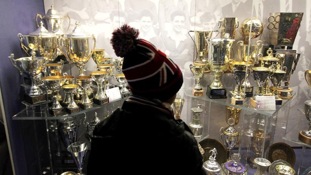 Pengunjung melihat koleksi piala yang pernah dimenangi Manchester United ketika mengikuti tur di museum Stadion Old Trafford, Manchester, Inggris, Rabu (27/12/2017). MU adalah salah satu klub tersukses di Inggris. 
