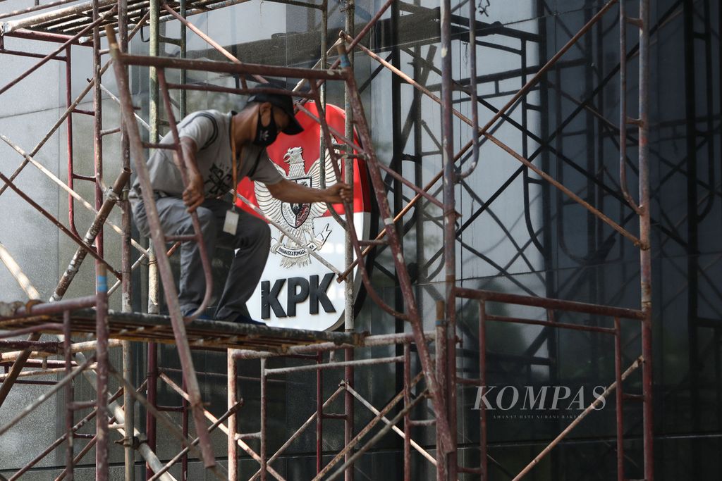 Pekerja memasang seteger atau perancah besi yang akan digunakan untuk membantu perbaikan plafon Gedung KPK, Jakarta, Senin (28/9/2020).