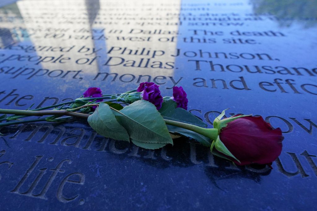 Setangkai bunga mawar menghiasi prasasti John F Kennedy Memorial di Dallas pada peringatan 60 tahun pembunuhan presiden, Rabu (22/11/2023). 