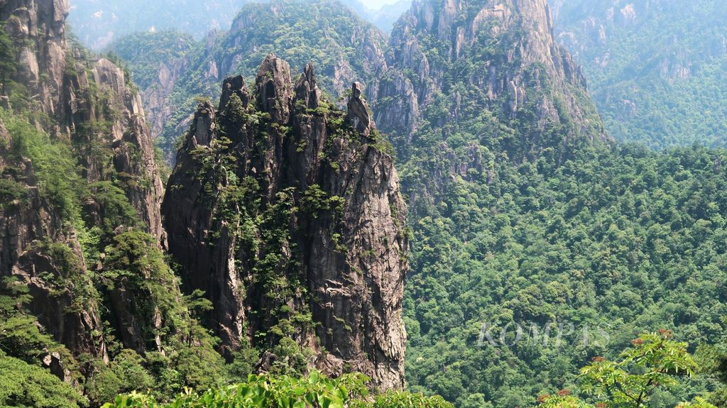 Pemandangan Gunung Huang atau Gunung Huangshan yang terkenal sebagai gunung terindah di China, yang terletak di Provinsi Anhui, Sabtu (10/6/2023). Kawasan Gunung Huang mencakup total 1.200 kilometer persegi. Masyarakat China memberi nama pada sejumlah batu dan pohon pinus, seperti Monyet Mengamati Laut (Monkey Watching the Sea) yang berdiri di atas Puncak Singa (Lion) dan Pohon Pinus Penyambutan Tamu (Guest-Greeting Pine Tree) di sebelah kanan Paviliun Yuping 