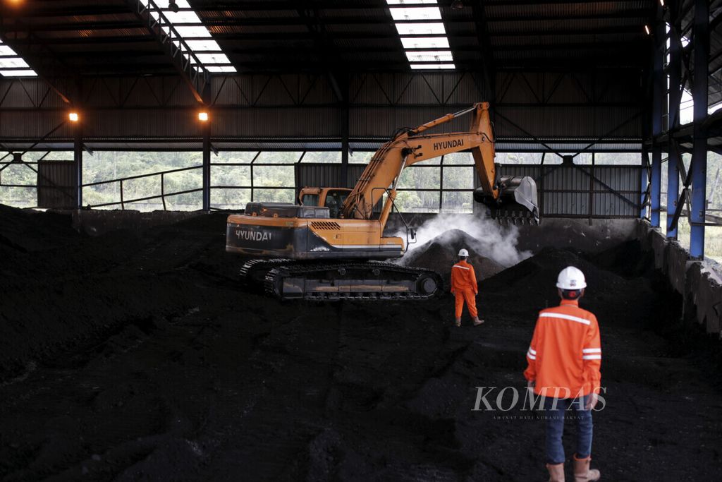 Akivitas di Pembangkit Listrik Tenaga Uap (PLTU) Sintang, Kabupaten Sintang, Kalimantan Barat, Senin (11/10/2021). PLTU Sintang salah salah satu lokasi yang memiliki ketersediaan bahan bakar <i>co-firing</i>, dalam hal ini cangkang sawit, yang besar. Penghematan bahan bakar batubara dapat dihemat hingga 10 persen dengan metode <i>co-firing </i>menggunakan cangkang sawit.