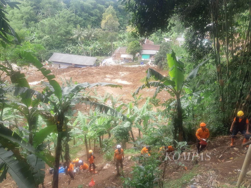 Tim SAR gabungan bersiap mencari korban gempa di Desa Cijedil RT 003, Kecamatan Cugenang, Kabupaten Cianjur, Jawa Barat, Rabu (30/11/2022). Memasuki hari kesepuluh pascagempa Cianjur, sebanyak 13 orang masih dalam pencarian.