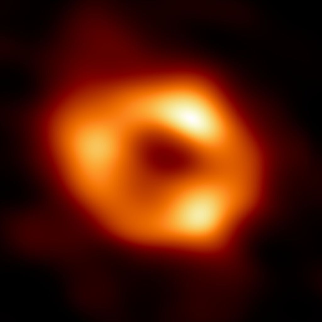 Citra pertama lubang hitam supermasif di pusat galaksi Bimasakti yang bernama Sagittarius A* atau Sgr A*. Citra ini diperoleh melalui kolaborasi teleskop radio dari sejumlah negara dan benua dalam jejaring Event Horizon Telescope (EHT). Citra ini diumumkan kepada publik pada Kamis (12/5/2022). Lubang hitam supermasif itu berjarak 27.000 tahun cahaya dari Bumi, memiliki diameter 23,5 juta kilometer (bagian hitam tengah), serta piringan akresi (lingkaran warna oranye) yang terentang dari 5 tahun cahaya sampai 30 tahun cahaya dari pusat lubang hitam.