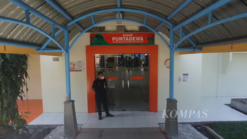 Petugas keamanan menjaga lokasi kebakaran, di Rumah Sakit Jiwa Daerah Surakarta, Kota Surakarta, Jawa Tengah, Jumat (5/8/2022). Insiden tersebut menewaskan dua pasien dan mengakibatkan tiga pasien mengalami luka bakar. Adapun ruang yang terbakar merupakan ruang perawatan intensif psikiatri untuk laki-laki.