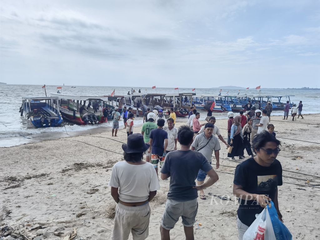 Wisatawan yang baru selesai berlibur di Gili Trawangan turun dari kapal di Pelabuhan Ombak Beleq, Kecamatan Tanjung, Kabupaten Lombok Utara, Nusa Tenggara Barat, Minggu (1/1/2022) siang. 