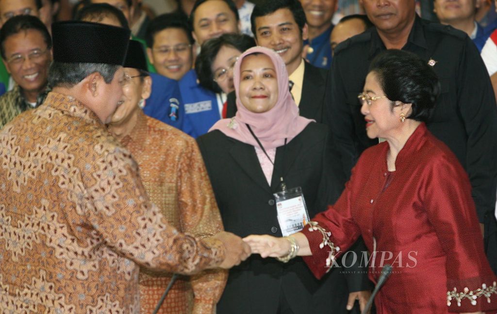 Presidential candidate Susilo Bambang Yudhoyono (left) shook hands with presidential candidate Megawati Soekarnoputri during the drawing of ballot numbers for the presidential election at the General Election Commission (KPU) building in Jakarta on Saturday (30/5/2004). For both of them, this public meeting at the KPU was the first time since the 2004 election. Yudhoyono and Megawati shook hands twice, before and after the drawing.
