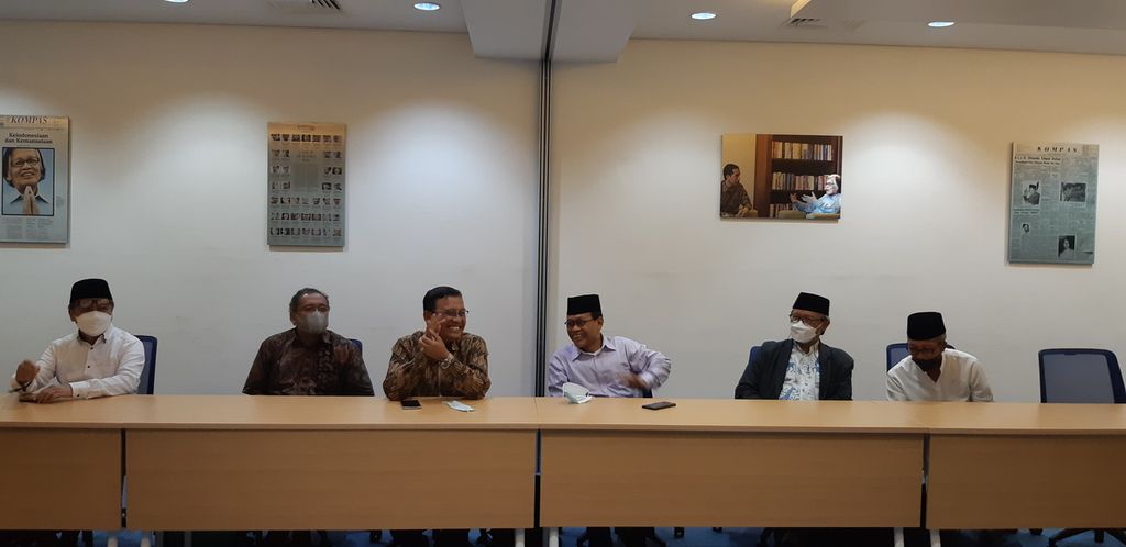 Ketua Panitia Pelaksana Religion of Twenty (R20) Ahmad Suaedy (tiga dari kanan) dan Juru Bicara R20 Muhammad Najib Azca (dua dari kanan) saat berkunjung ke Harian Kompas, Jum’at (23/9/2022).